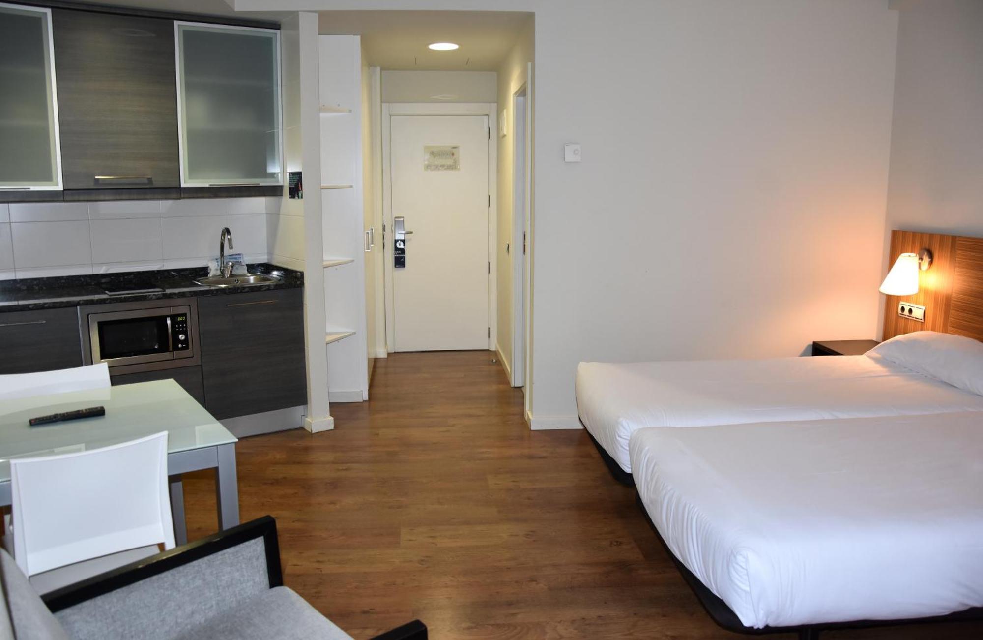 Hotel Y Apartamentos Snoe อีซาบา ภายนอก รูปภาพ
